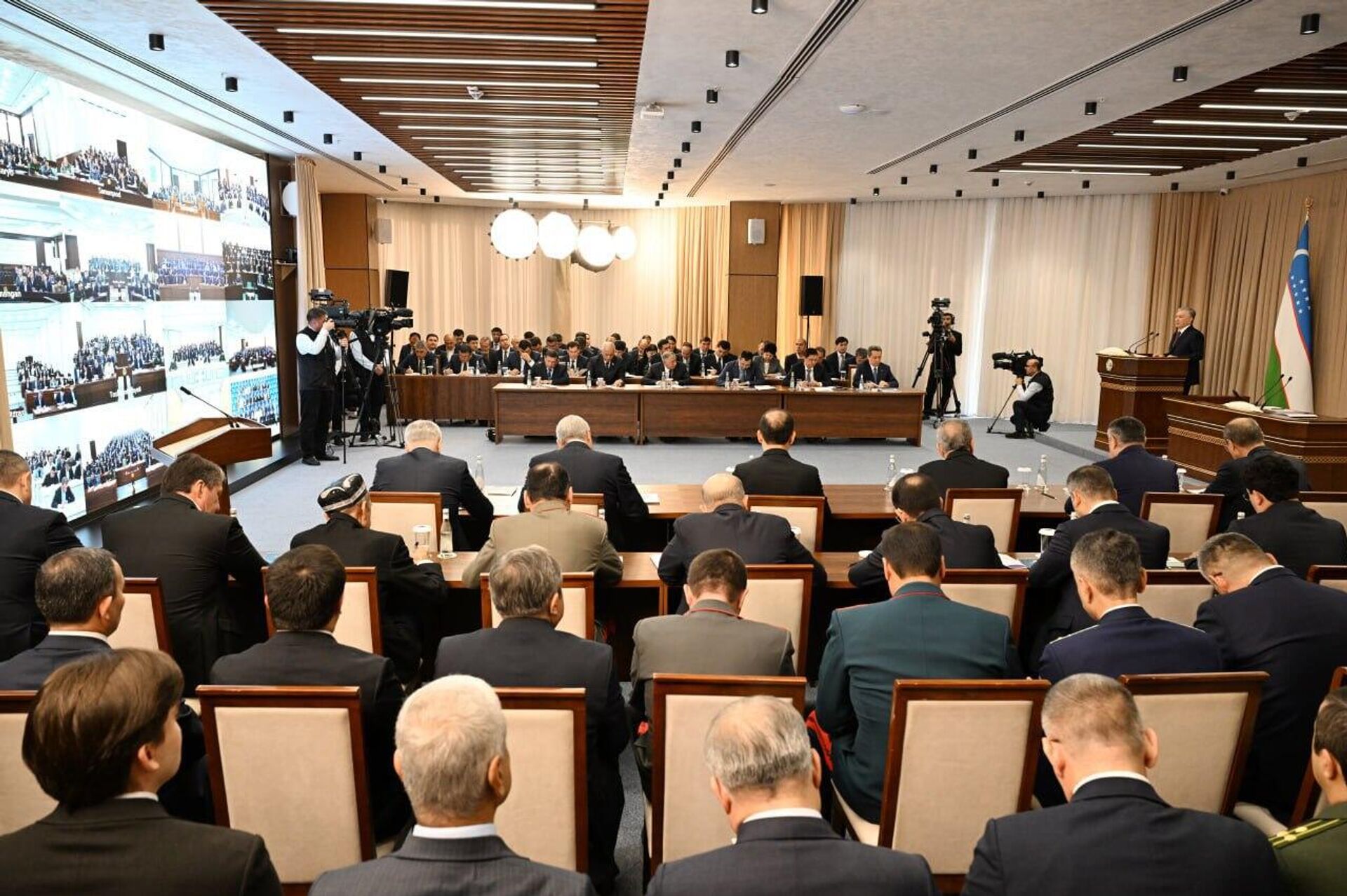 Президент провёл видеоселектор по вопросам развития ИИ - Sputnik Узбекистан, 1920, 21.10.2025