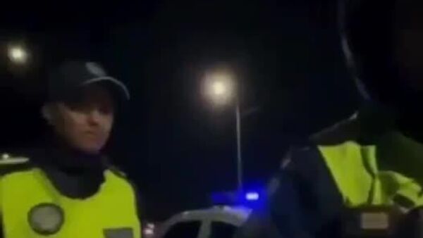 В Казахстане полицейские помогли паломнику из Узбекистана - Sputnik Узбекистан
