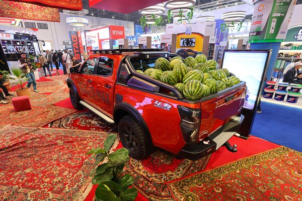Пикап Isuzu-V Cross D-MAX тарвузлар хам ташиши мумкин - Sputnik Ўзбекистон
