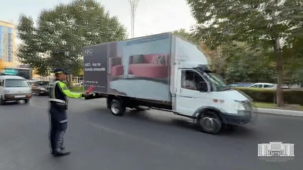 В Ташкенте усиливают контроль за самовольным размещением рекламы на транспортных средствах - Sputnik Узбекистан