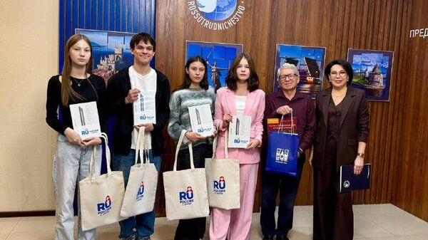 Школьникам - участникам презентации книги “Дом Павлова и его защитники” вручены призы - Sputnik Узбекистан