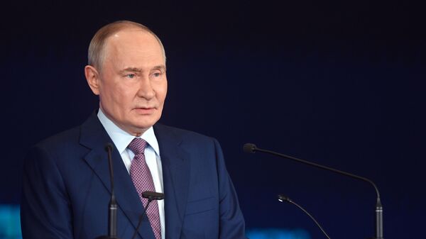 Владимир Путин на съезде РГО в Москве - Sputnik Ўзбекистон