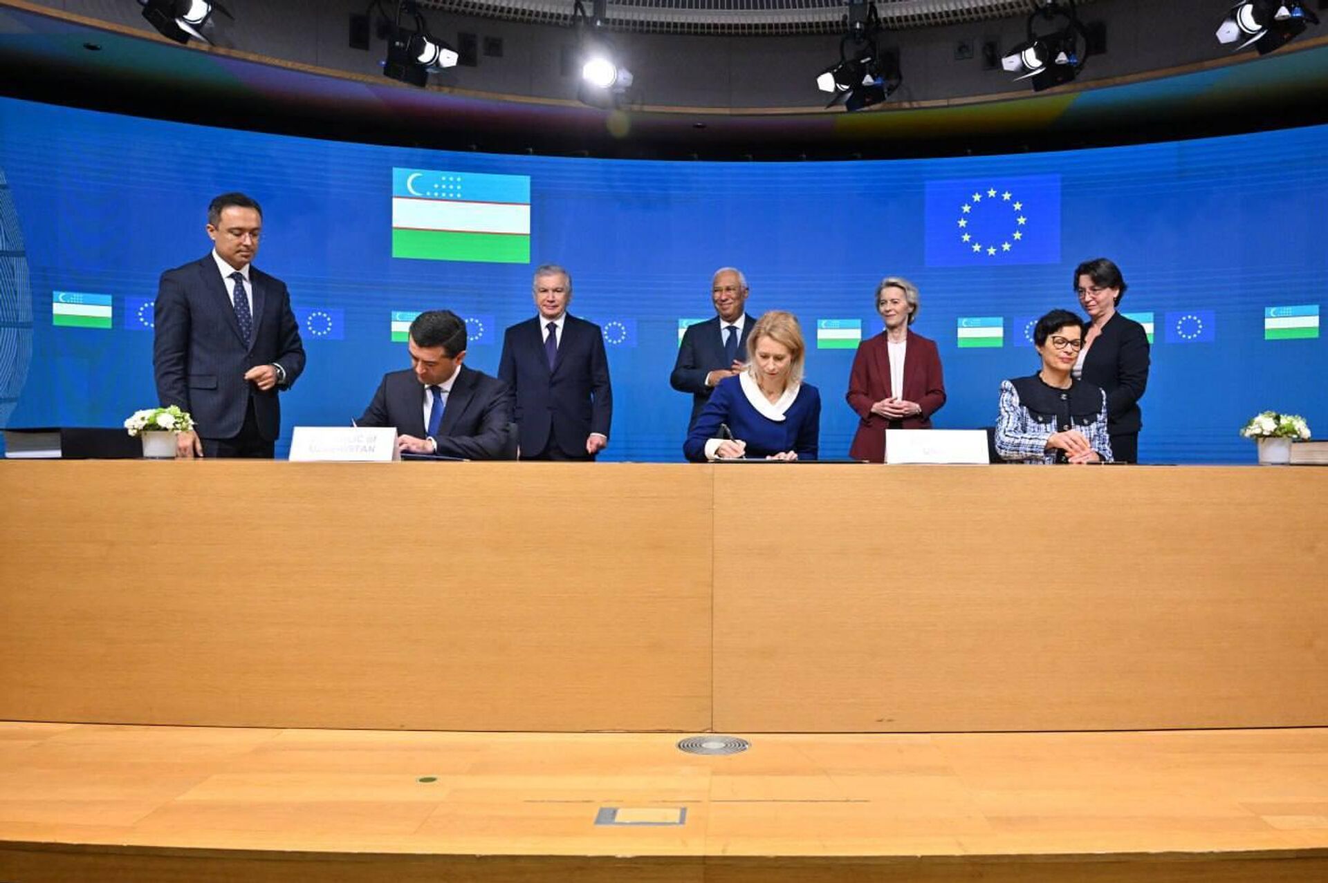 Торжественная церемония подписания Соглашения о расширенном партнерстве и сотрудничестве между Узбекистаном и ЕС в Брюсселе. - Sputnik Узбекистан, 1920, 24.10.2025