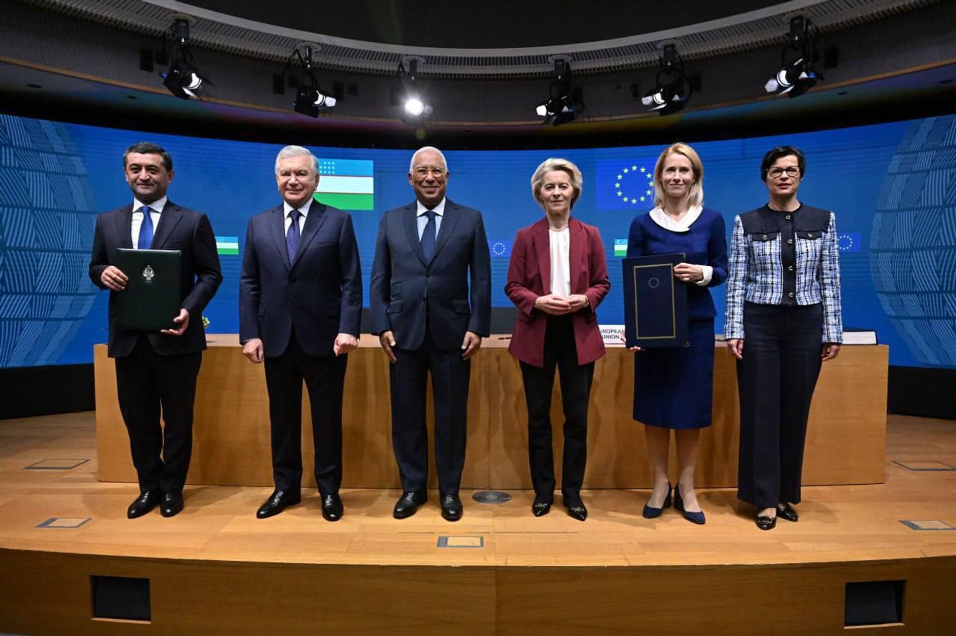 Торжественная церемония подписания Соглашения о расширенном партнерстве и сотрудничестве между Узбекистаном и ЕС в Брюсселе. - Sputnik Узбекистан, 1920, 24.10.2025