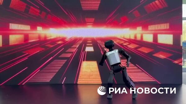 Китайская компания представила новую модель робота-гуманоида, информирует корреспондент РИА Новости - Sputnik Узбекистан
