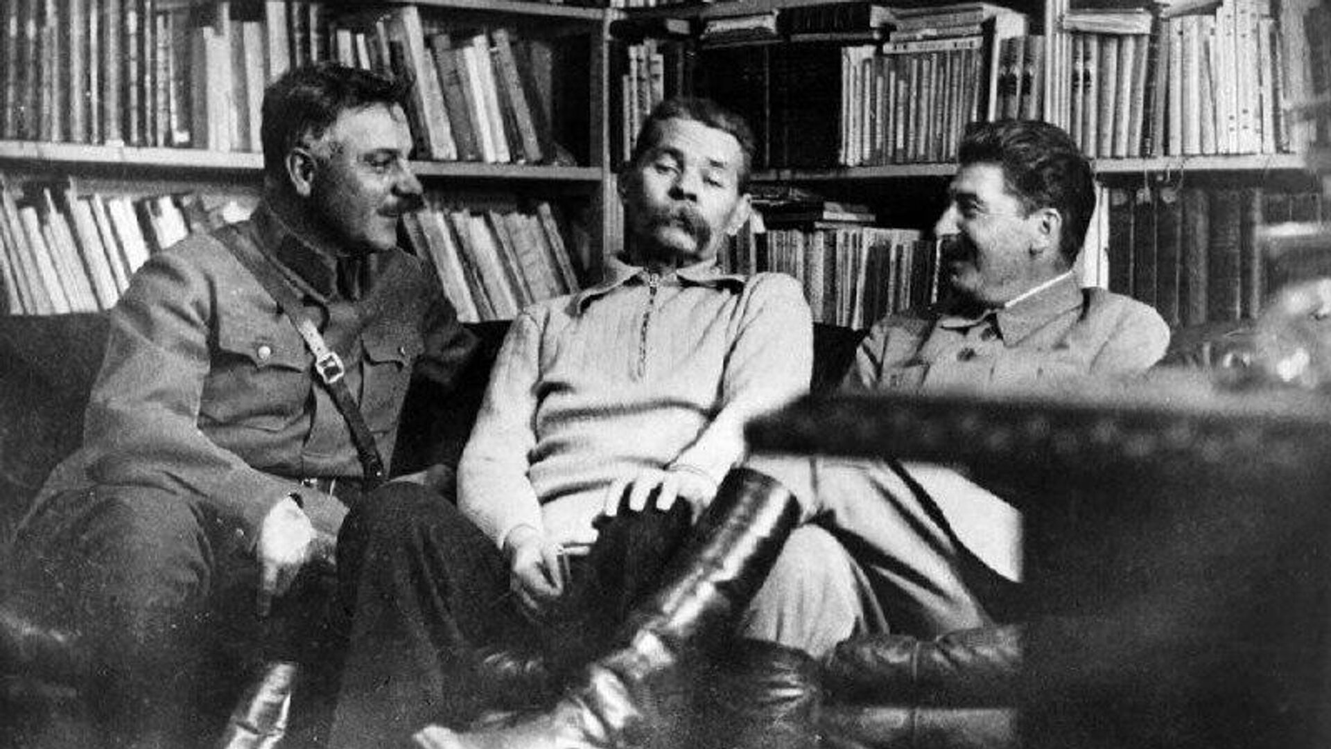 Инженеры человеческих душ — 26 октября 1932 года состоялась историческая встреча Сталина с советскими писателями Инженеры человеческих душ — 26 октября 1932 года состоялась историческая встреча Сталина с советскими писателями - Sputnik Узбекистан, 1920, 26.10.2025