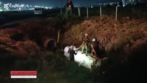 В Сурхандарье спасатели вытащили упавший в кювет автомобиль - Sputnik Узбекистан