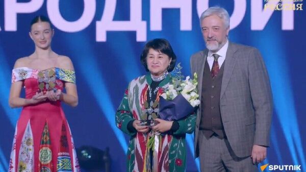Награждена победитель в специальной номинации к 100-летию народной дипломатии Саодат Турсунбаева - основатель и председатель правления международного женского общественного фонда Шарк аёли (Узбекистан) - Sputnik Узбекистан