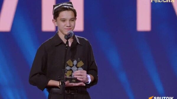 Победил в номинации Яркий старт 15-летний Далер Хикматов, автор проекта Культурный диалог: подростки говорят - это цифровая видеоплатформа, где подростки из разных стран могут рассказывать о своих традициях, семье и повседневной жизни - Sputnik Узбекистан