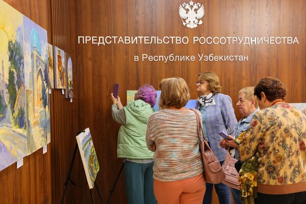 &quot;Маданиятлар мулоқоти&quot; номли кўргазмаси - Sputnik Ўзбекистон