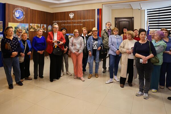 &quot;Маданиятлар мулоқоти&quot; — кўргазмаси меҳмонлари - Sputnik Ўзбекистон