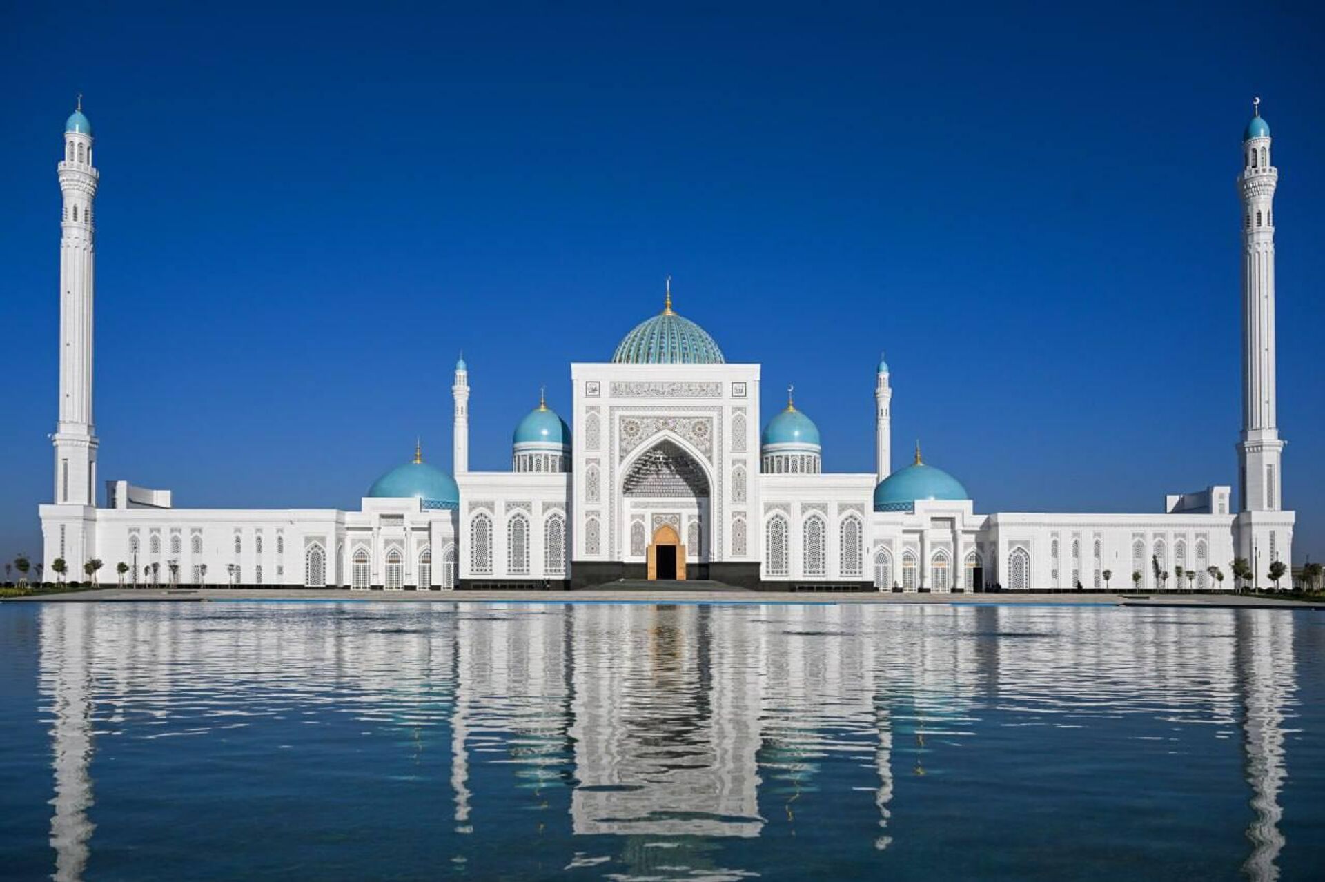 Shavkat Mirziyoyev pribil v Samarkand dlya uchastiya v 43-y sessii Generalnoy konferensii YuNESKO - Sputnik O‘zbekiston, 1920, 30.10.2025