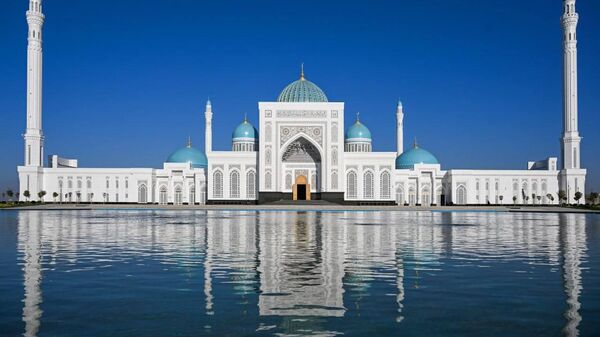 Шавкат Мирзиёев прибыл в Самарканд для участия в 43-й сессии Генеральной конференции ЮНЕСКО - Sputnik Узбекистан