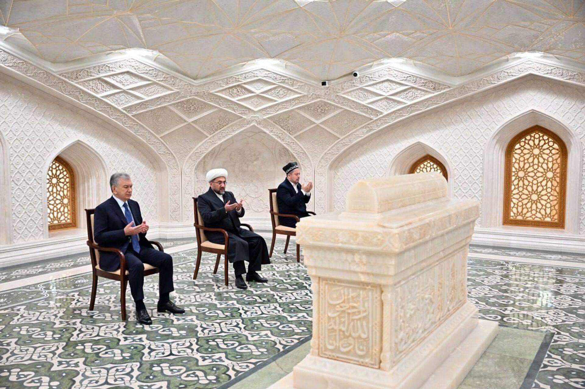 Шавкат Мирзиёев прибыл в Самарканд для участия в 43-й сессии Генеральной конференции ЮНЕСКО - Sputnik Узбекистан, 1920, 30.10.2025