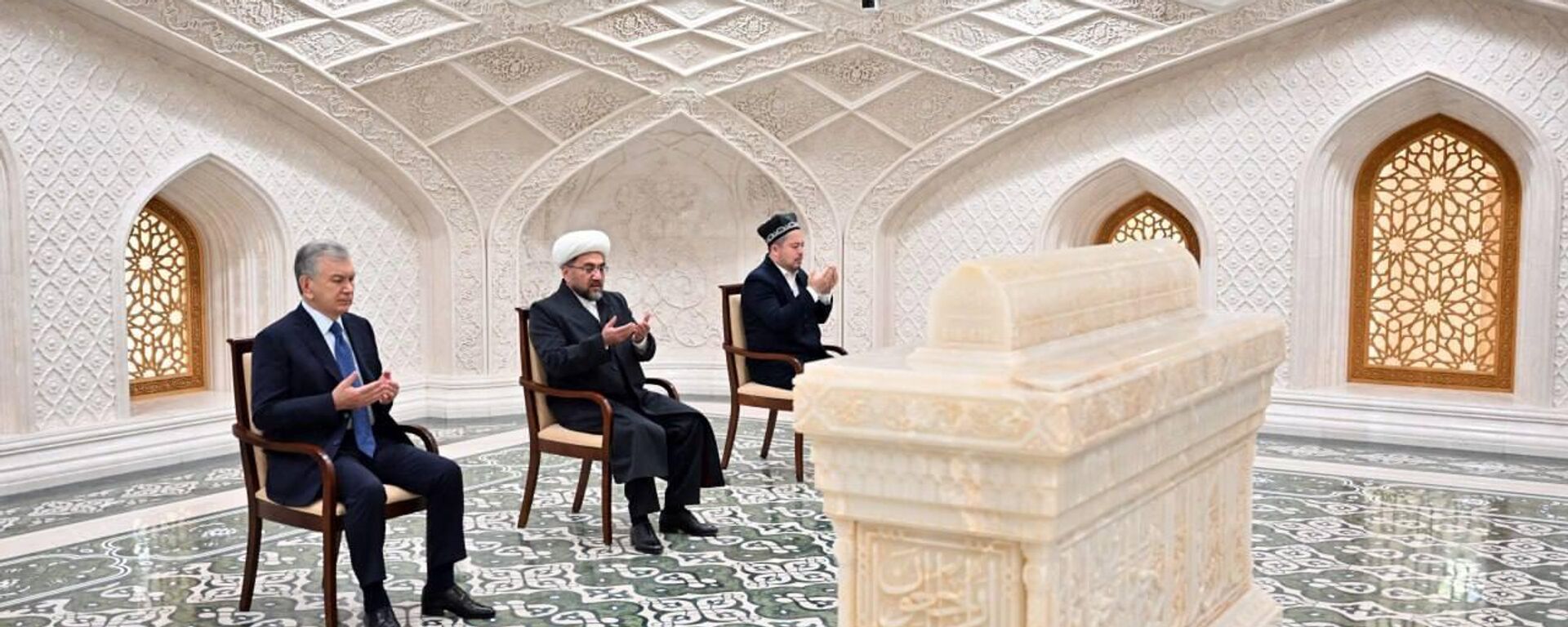 Шавкат Мирзиёев прибыл в Самарканд для участия в 43-й сессии Генеральной конференции ЮНЕСКО - Sputnik Ўзбекистон, 1920, 30.10.2025