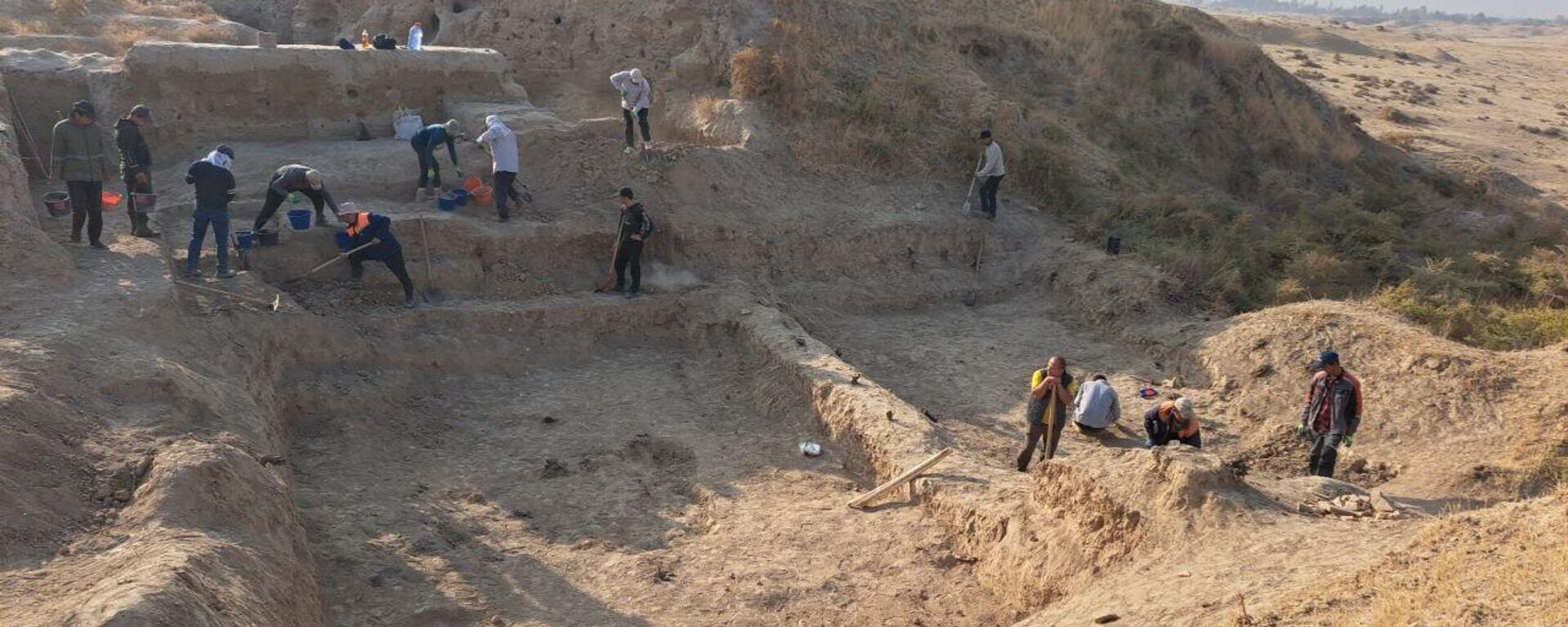 В ходе экспедиции в памятнике Канге был обнаружен храм и военная техника V-VIII веков.
 - Sputnik Узбекистан, 1920, 31.10.2025