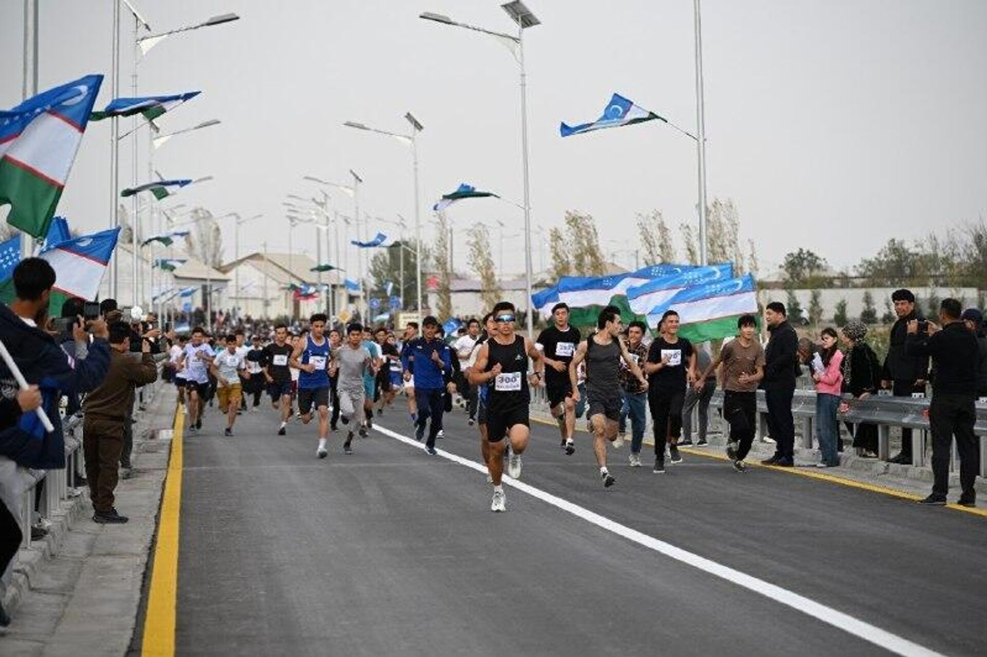 В городе Бекабаде Ташкентской области открыли мост через Сырдарью - Sputnik Узбекистан, 1920, 31.10.2025