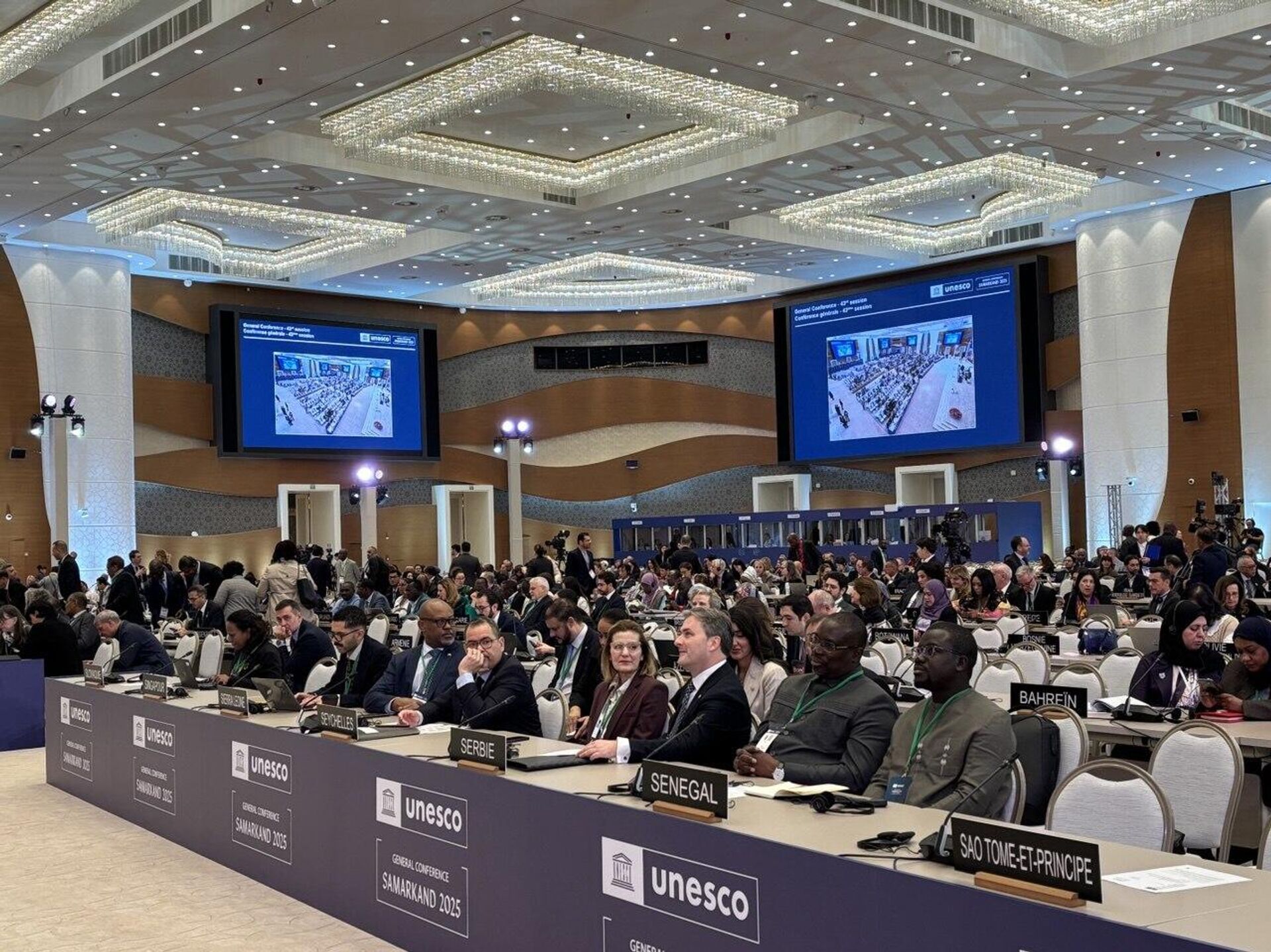 На 43-й сессии Генконференции ЮНЕСКО в Самарканде выступил глава делегации Республики Беларусь Юрий Амбразевич. - Sputnik Узбекистан, 1920, 01.11.2025