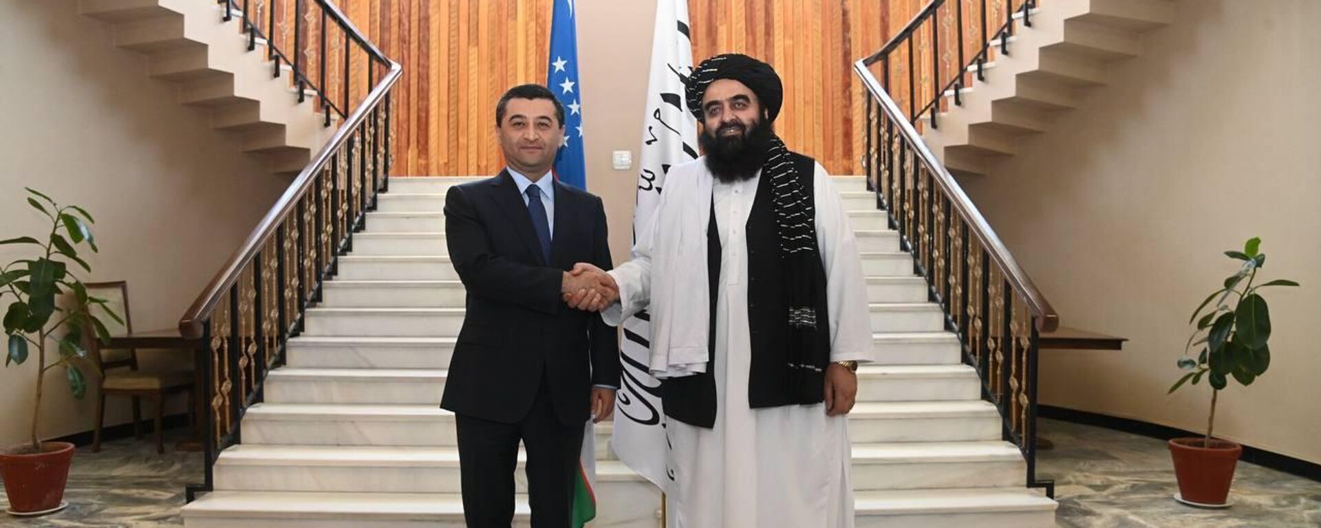 Бахтиёр Саидов с и.о. министром иностранных дел Афганистана Амиром Ханом Муттаки - Sputnik Ўзбекистон, 1920, 02.11.2025