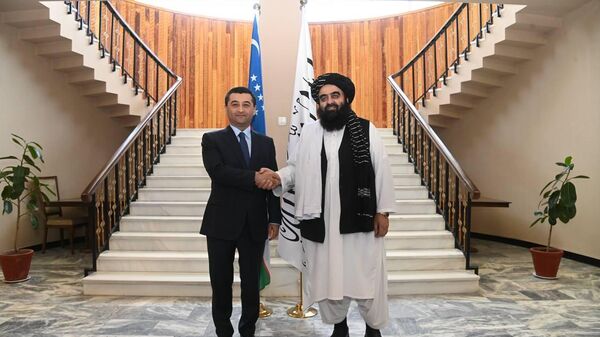 Бахтиёр Саидов с и.о. министром иностранных дел Афганистана Амиром Ханом Муттаки - Sputnik Ўзбекистон