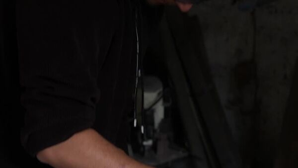 Когда отходы превращаются в искусство: история мастера, создающего украшения из старых шин - Sputnik Узбекистан