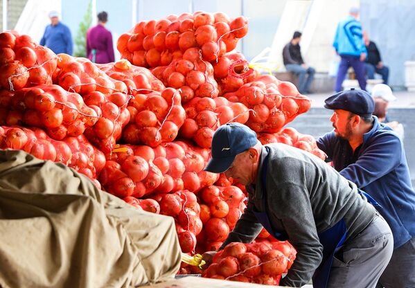 Выгрузка лука на рынке - Sputnik Узбекистан