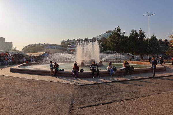 На закате у фонтана  - Sputnik Узбекистан