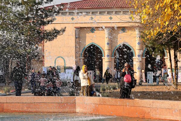 Брызги фонтана на базаре Чорсу - Sputnik Узбекистан