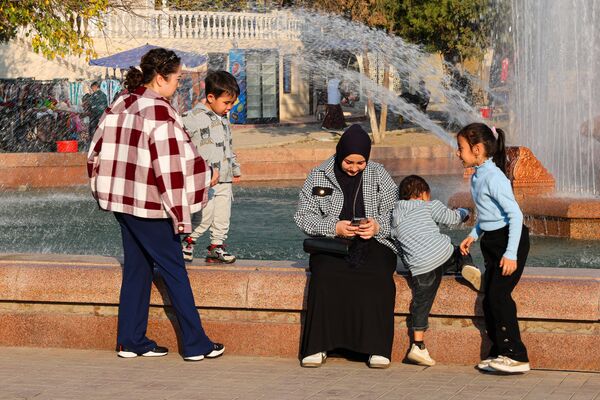 На базаре у фонтана - Sputnik Узбекистан