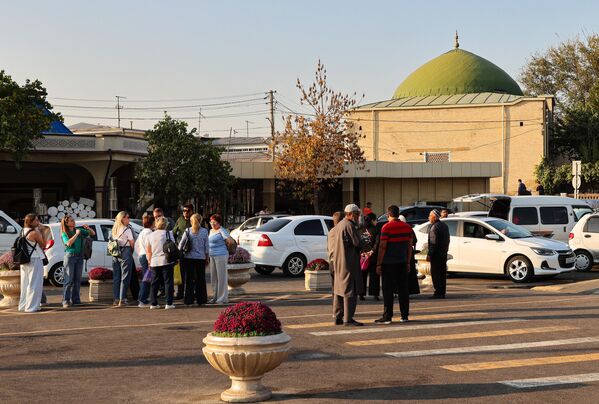 Туристы и местные жители возле базара Чорсу - Sputnik Узбекистан