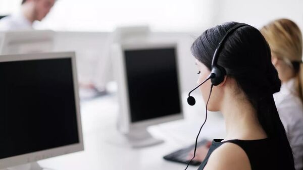 Сотрудник call-центра. Архивное фото
 - Sputnik Ўзбекистон
