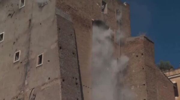 Часть средневековой башни Конти дважды обрушилась в центре Рима неподалеку от Колизея - Sputnik Узбекистан