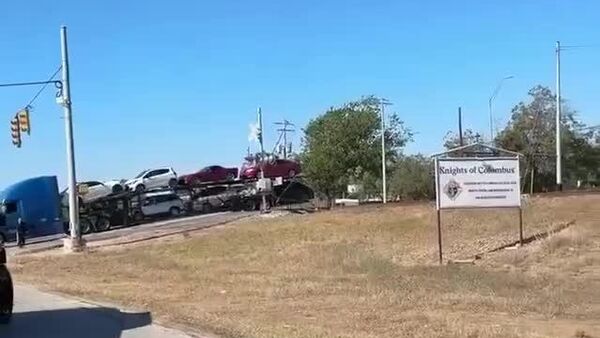 В США поезд на полной скорости снес автовоз - Sputnik Узбекистан