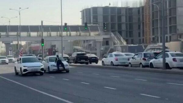 В Ташкенте возбудили уголовное дело в отношении водителя, протащившего инспектора ДПС на капоте автомобиля - Sputnik Узбекистан
