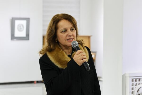 Посол Греции в Узбекистане Параскеви Цевелеки на открытии выставки - Sputnik Узбекистан