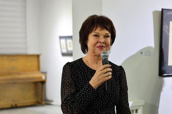 Дочь художника Яниса Кириакидиса на открытии выставки - Sputnik Узбекистан