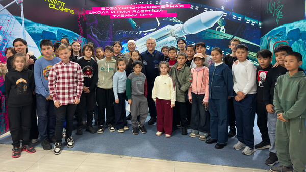 В Ташкенте прошла встреча с российским космонавтом - Sputnik Узбекистан