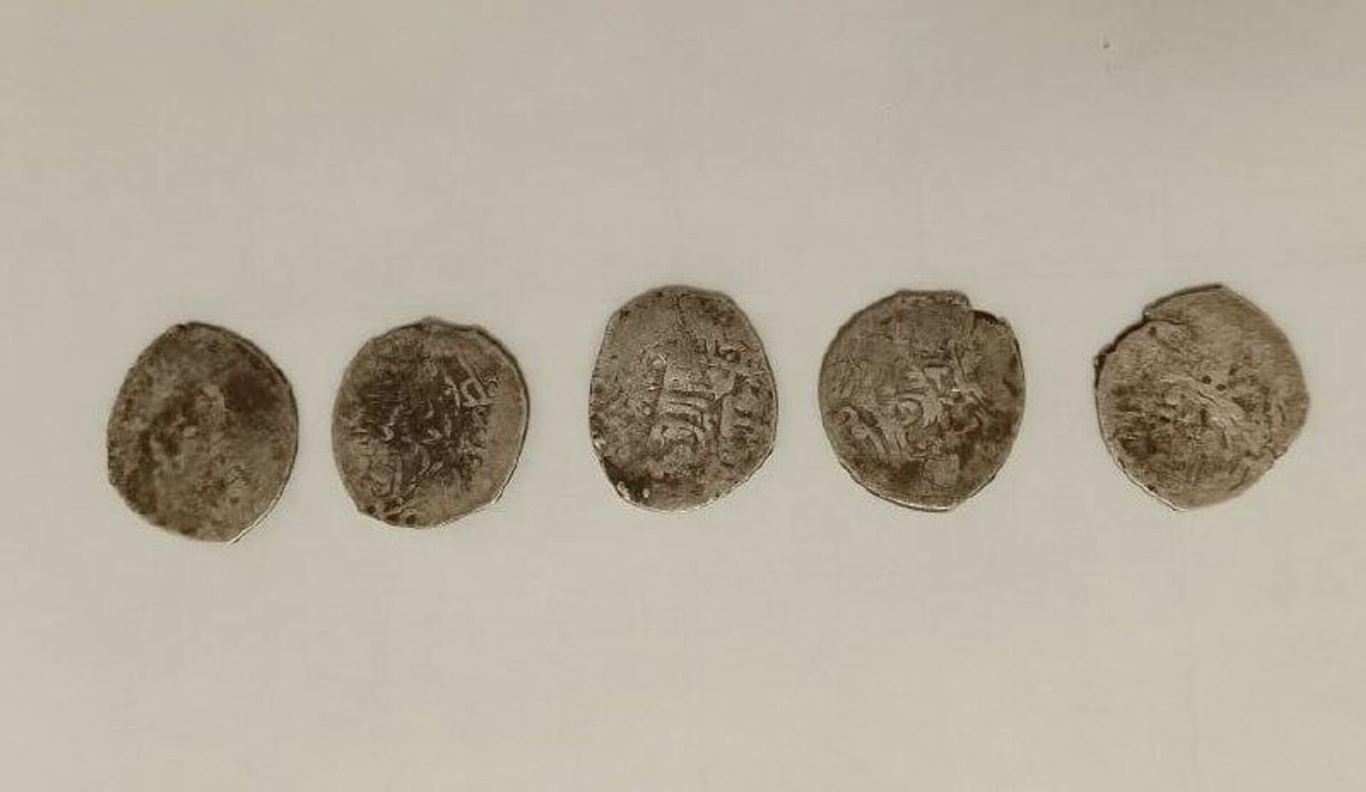 Таможенники Сурхандарьи задержали пассажира, намеревавшегося тайно вывезти из Узбекистана древние монеты - Sputnik Узбекистан, 1920, 04.11.2025