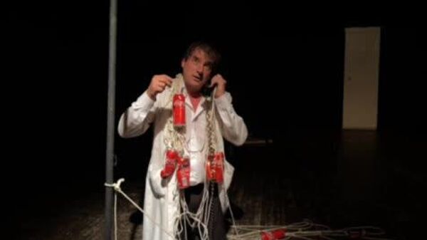 Человеческая близорукость, сломленная воля и путь от страха до соучастия в преступлении: в Ташкенте показали пьесу Славомира Мрожека Кароль - Sputnik Узбекистан