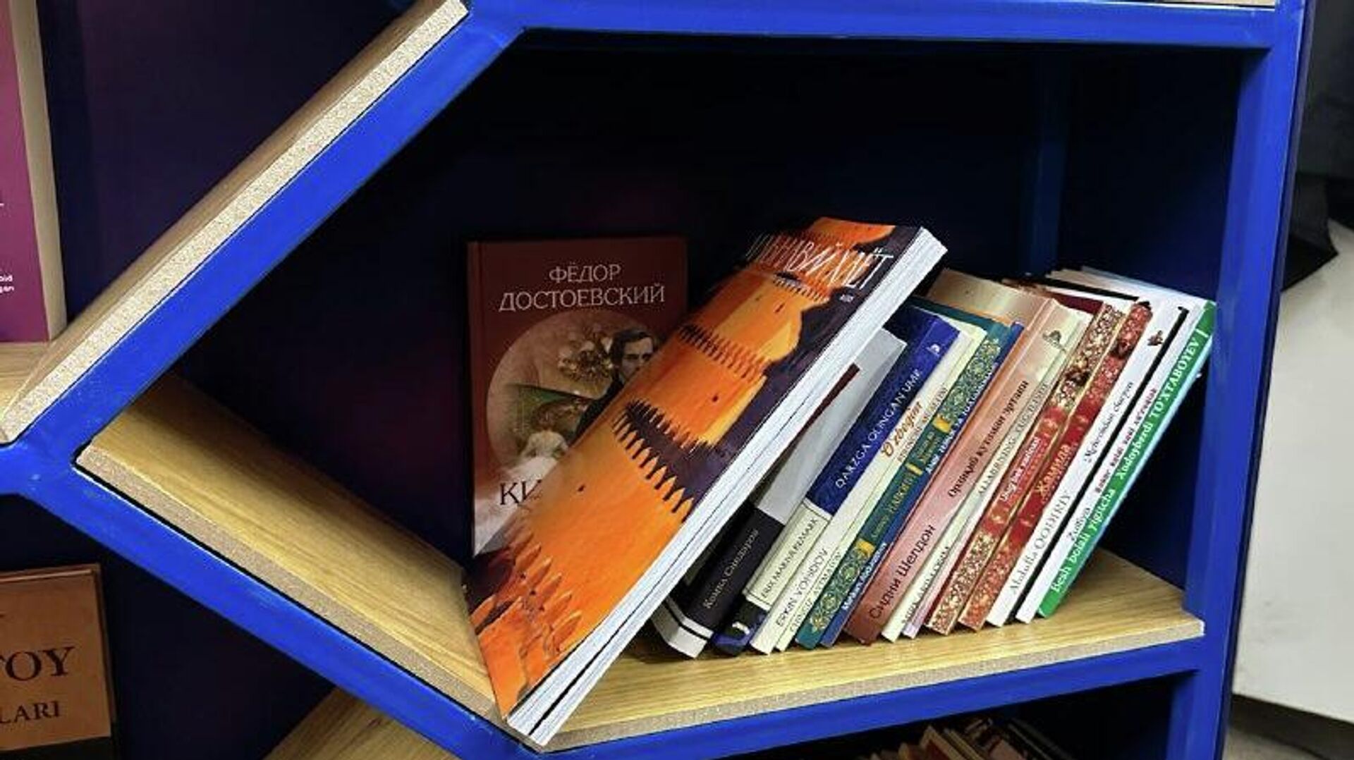 🟠В метро Ташкента открылась сеть библиотек - Sputnik Узбекистан, 1920, 06.11.2025