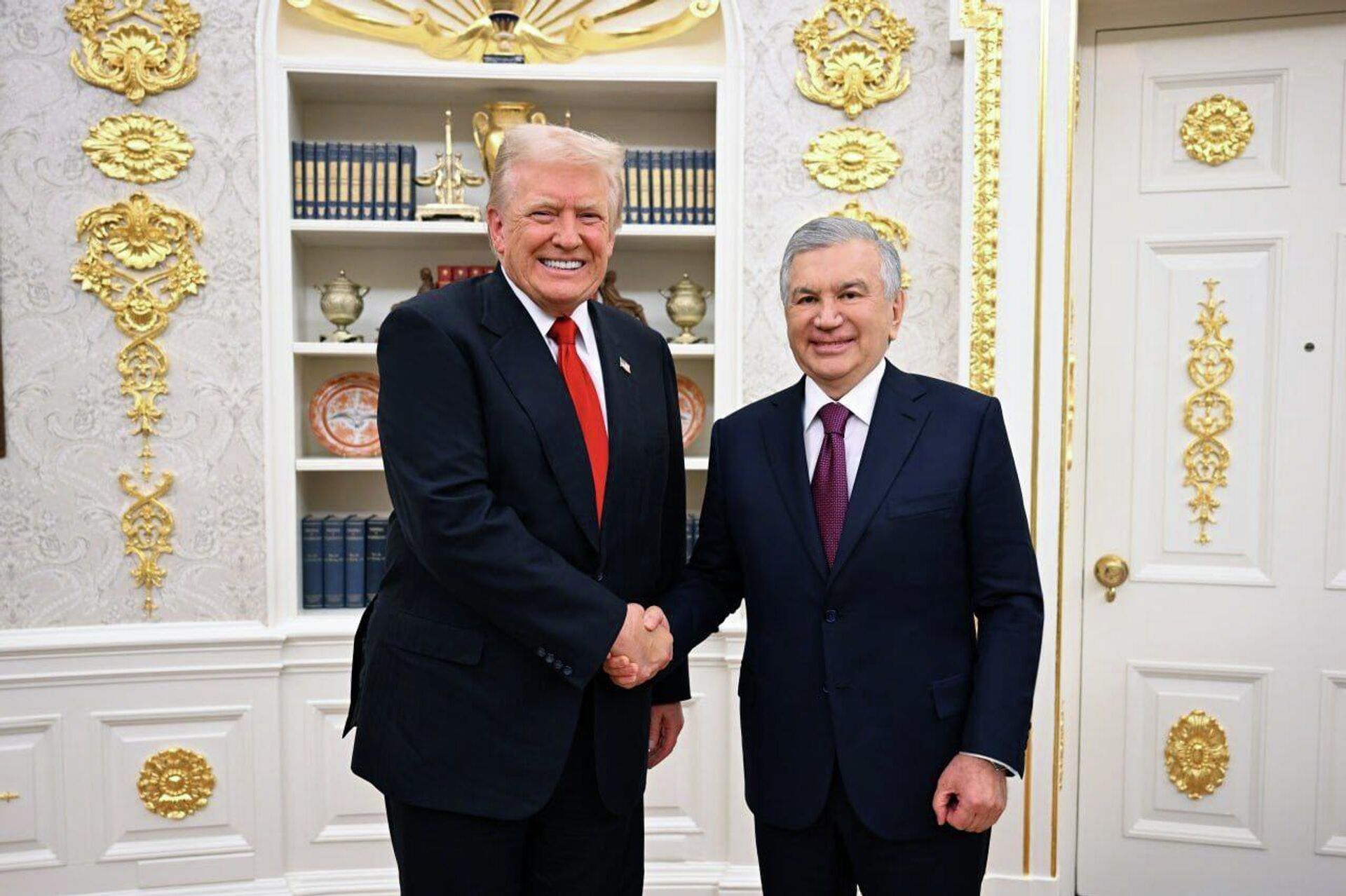 В Белом доме состоялись переговоры Шавката Мирзиёева с Дональдом Трампом - Sputnik Узбекистан, 1920, 07.11.2025