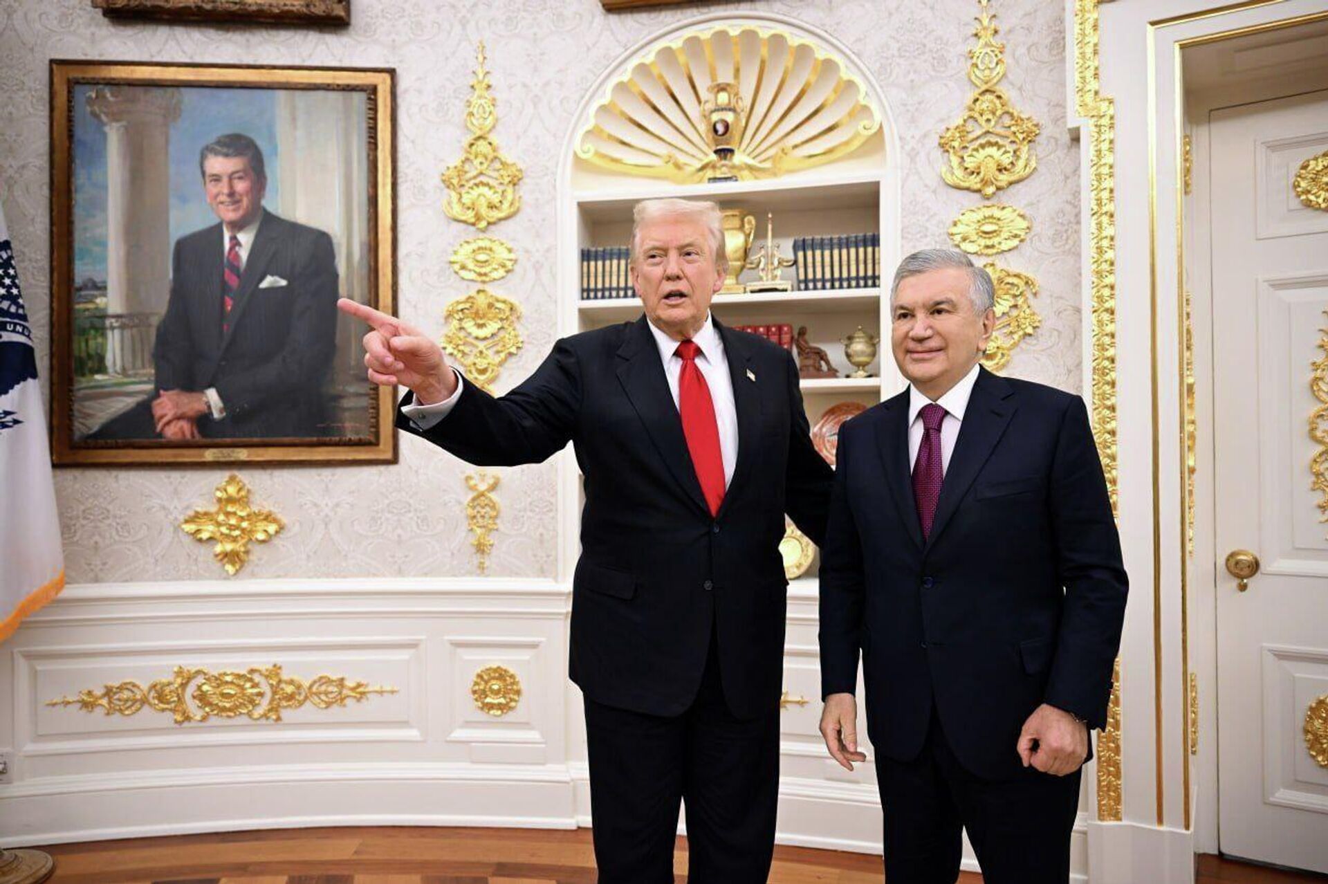 В Белом доме состоялись переговоры Шавката Мирзиёева с Дональдом Трампом - Sputnik Узбекистан, 1920, 07.11.2025