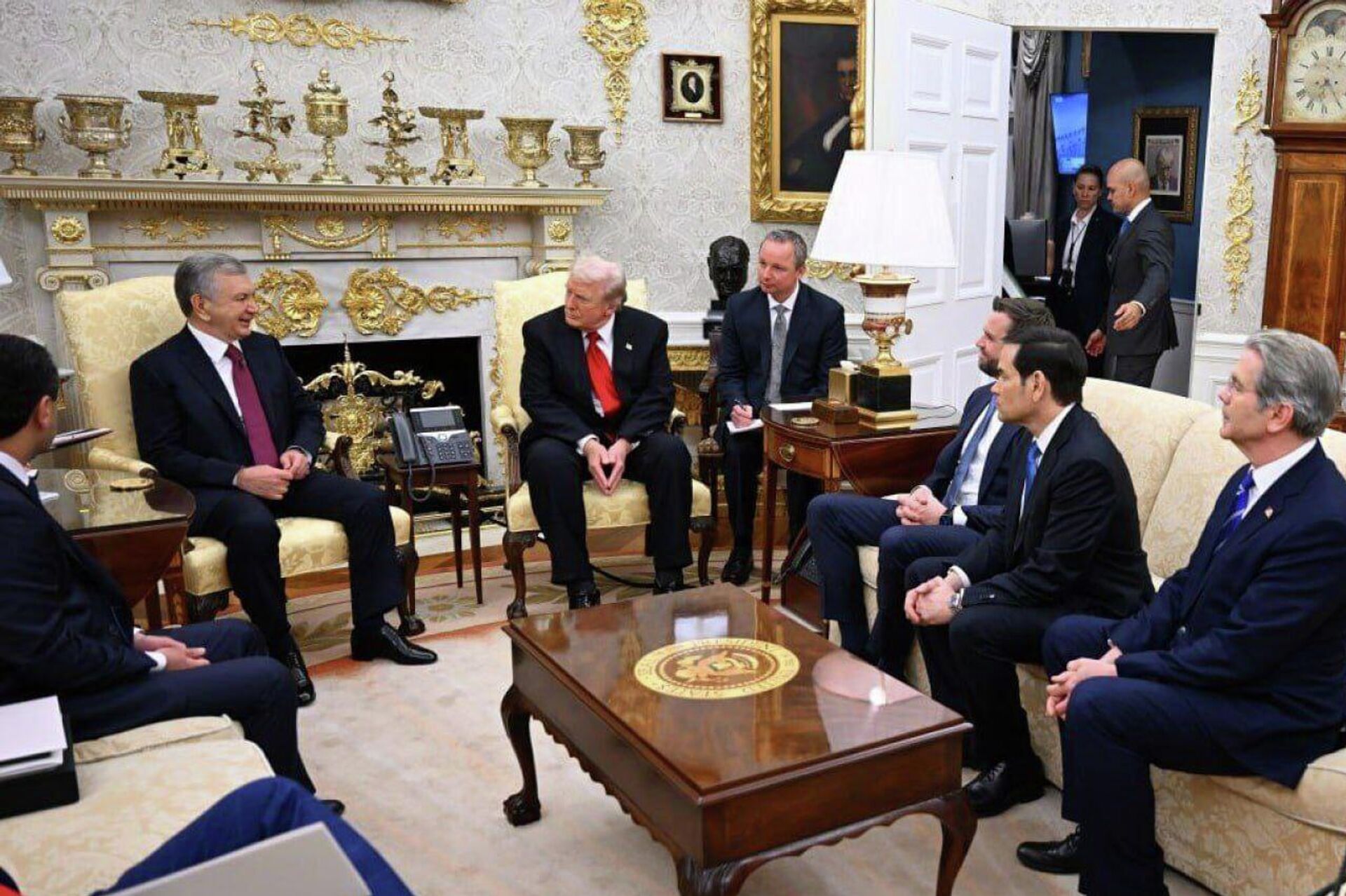 В Белом доме состоялись переговоры Шавката Мирзиёева с Дональдом Трампом - Sputnik Узбекистан, 1920, 07.11.2025