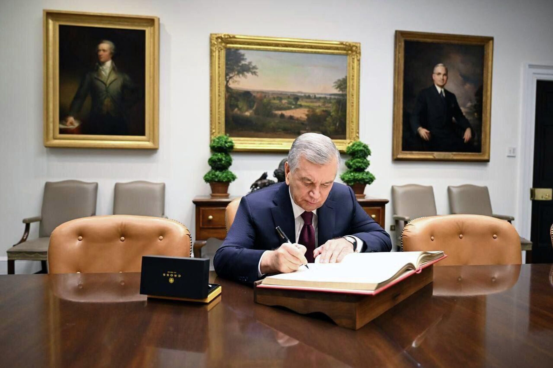 Президент Шавкат Мирзиёев в Белом доме оставил запись в Книге почетных гостей - Sputnik Узбекистан, 1920, 07.11.2025