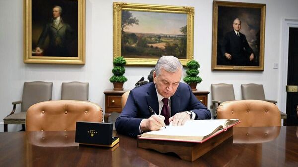 Президент Шавкат Мирзиёев в Белом доме оставил запись в Книге почетных гостей - Sputnik Ўзбекистон
