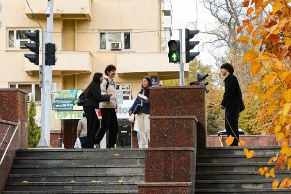 Когда зеленый свет — это не просто сигнал, а ритм жизни молодого города Когда зеленый свет — это не просто сигнал, а ритм жизни молодого города - Sputnik Узбекистан
