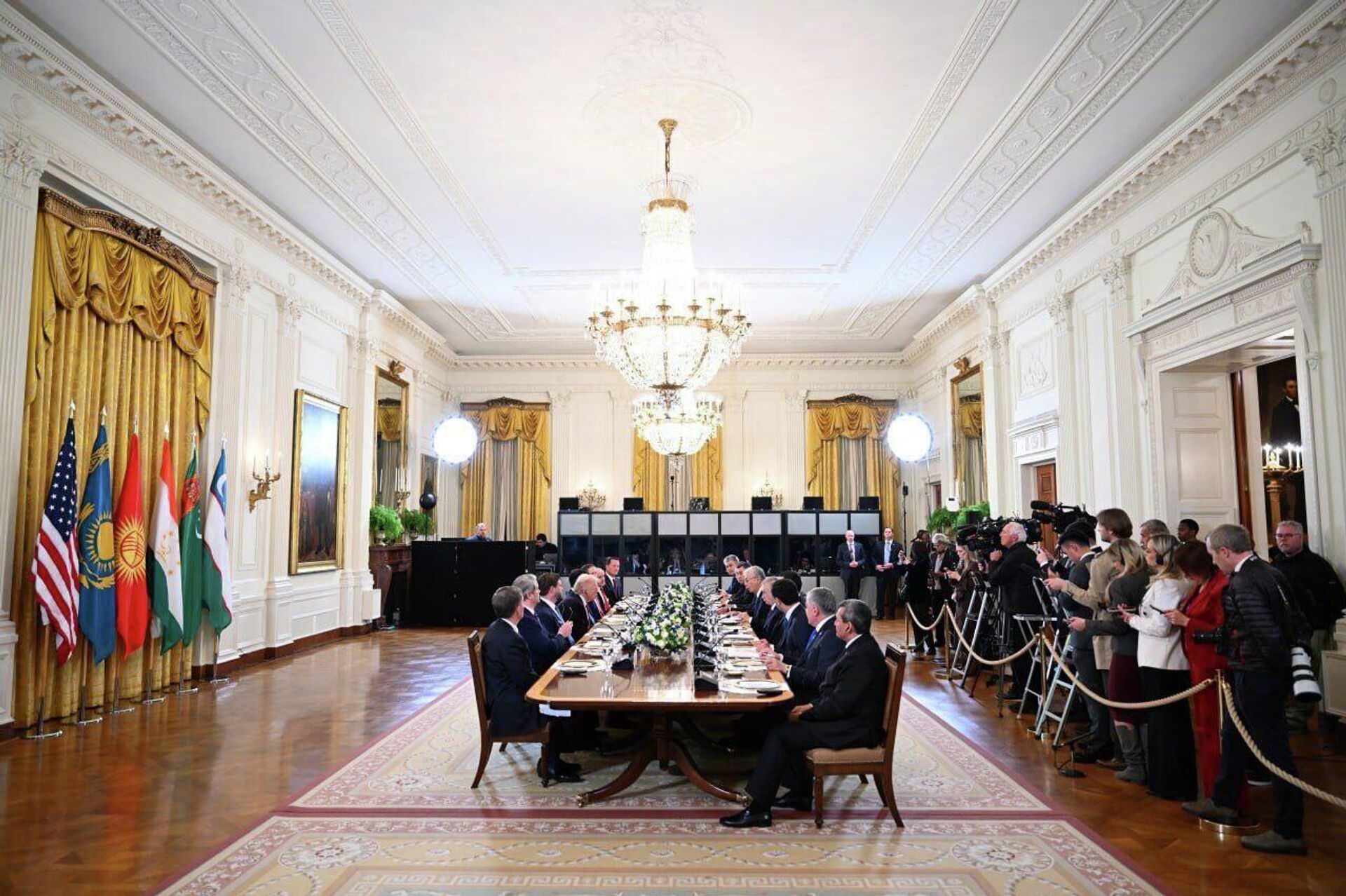 Шавкат Мирзиёев принял участие в саммите лидеров стран Центральной Азии и США в формате C5+1. - Sputnik Узбекистан, 1920, 07.11.2025