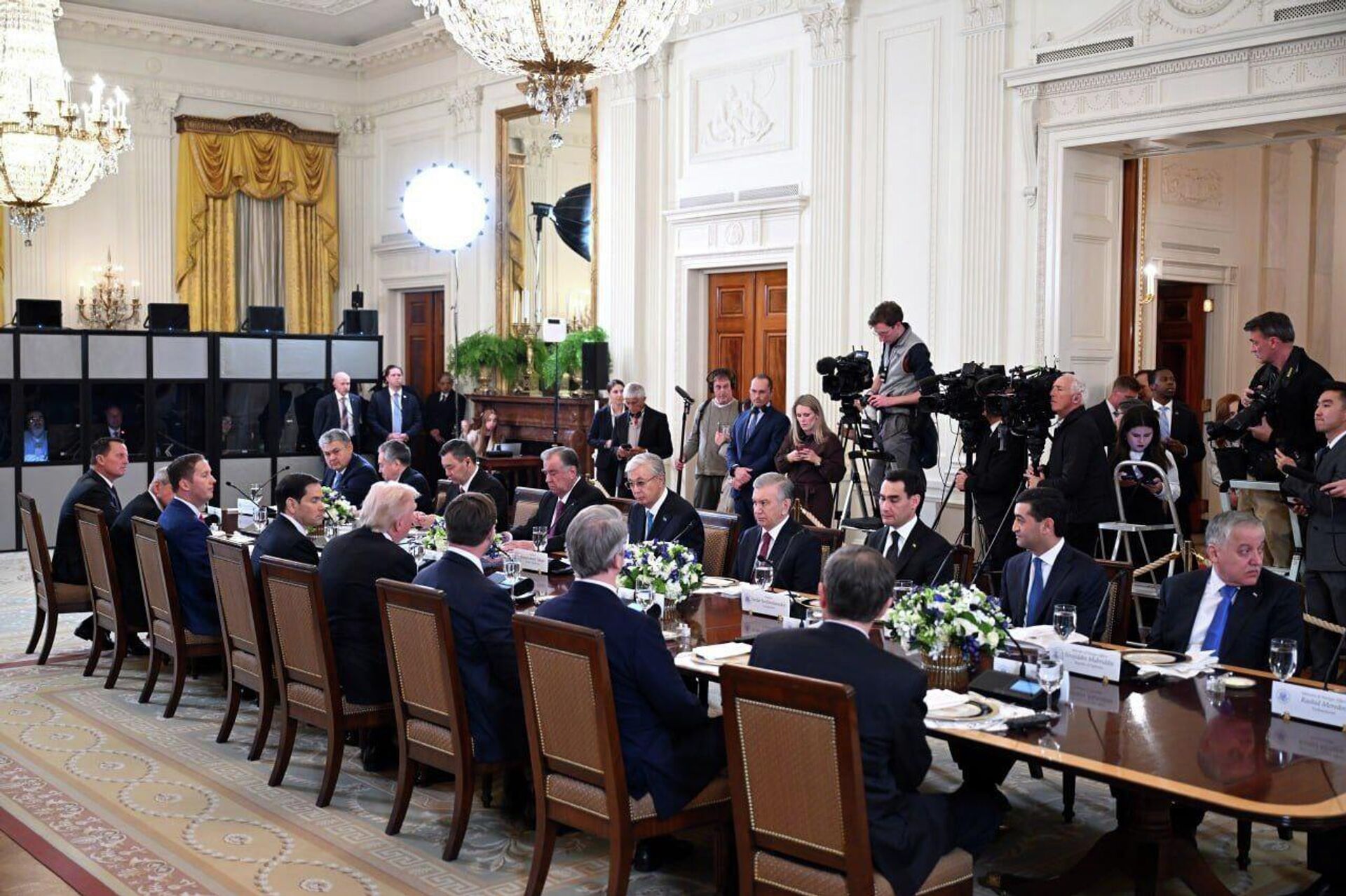 Шавкат Мирзиёев принял участие в саммите лидеров стран Центральной Азии и США в формате C5+1. - Sputnik Узбекистан, 1920, 07.11.2025