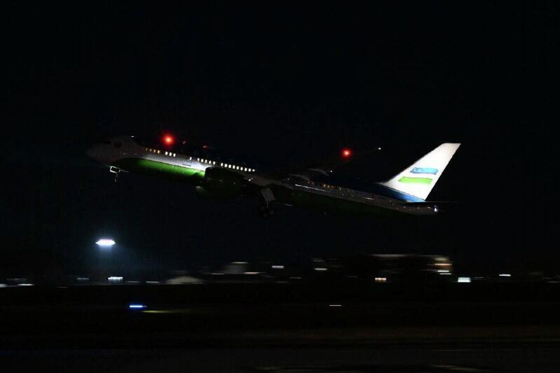 Шавкат Мирзиёев завершил свой визит в США и вылетел в город Ташкент - Sputnik Узбекистан, 1920, 07.11.2025