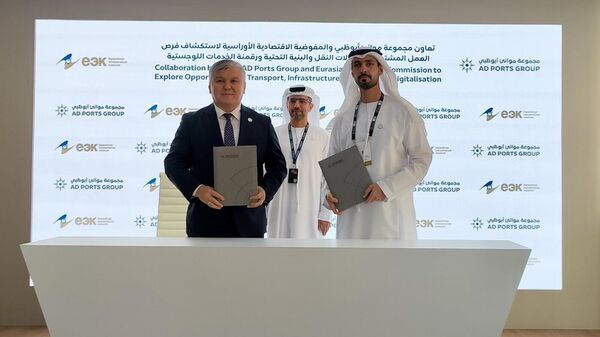 Министр ЕЭК Арзыбек Кожошев встретился с руководителем и управляющим директором группы компаний Abu-Dhabi Ports Group Мохамедом Жума Аль Шамиси.  - Sputnik Узбекистан